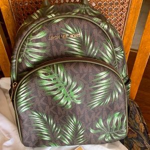 Michael Kors, 🎁🌴 Palm leaf 🍂 Brown Abbey Jetset ✅ Medium Backpack
